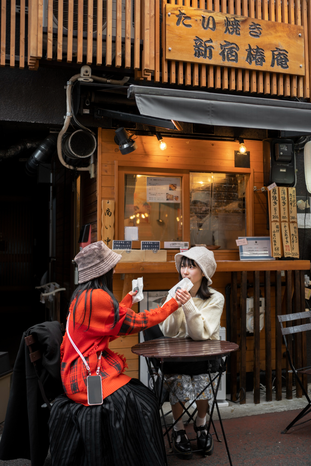 観光スポット近くのおいしい地元レストランを探す